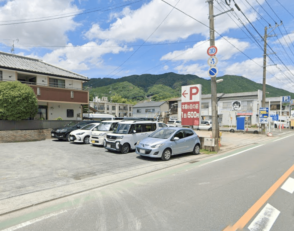 本殿目の前駐車場