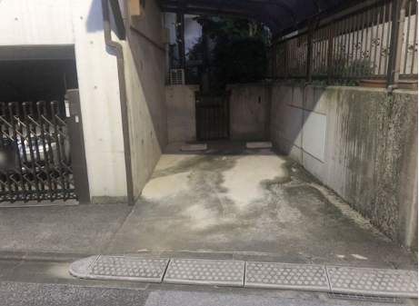 戸山1丁目16番駐車場（屋根付）