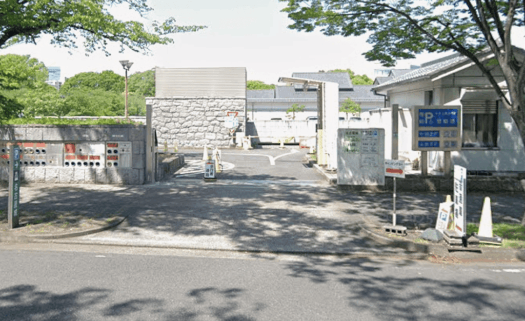 名城公園正門前駐車場