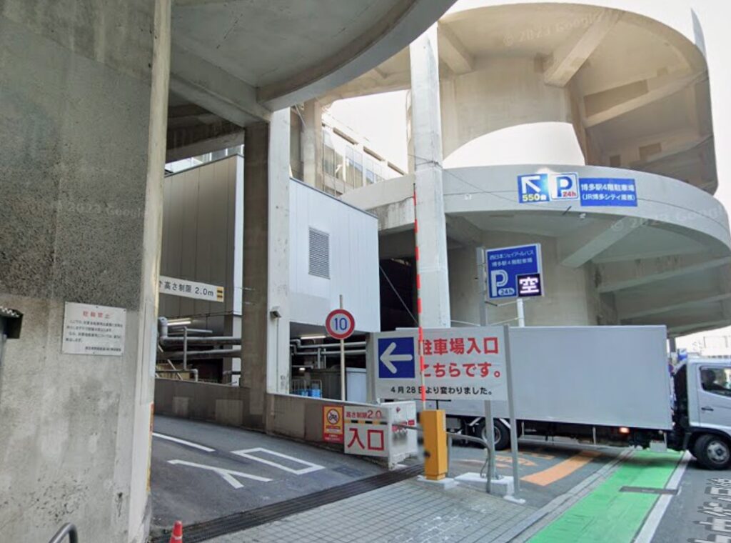 新幹線博多駅4F駐車場