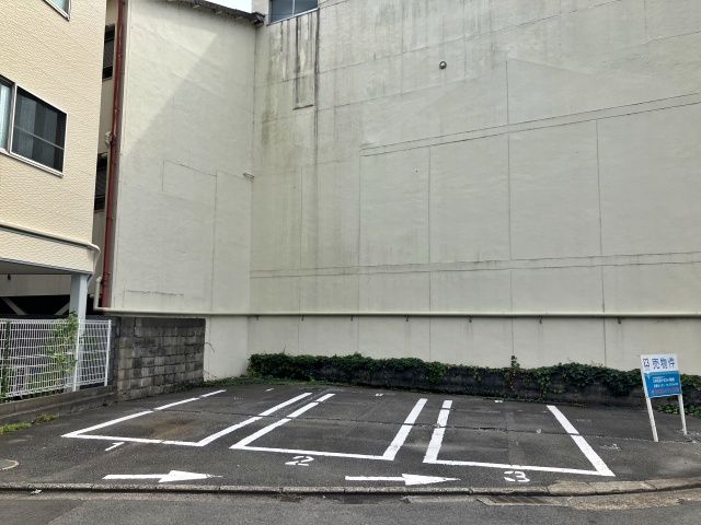 Whatever SHIMOGAMO EAST北向かい側駐車場