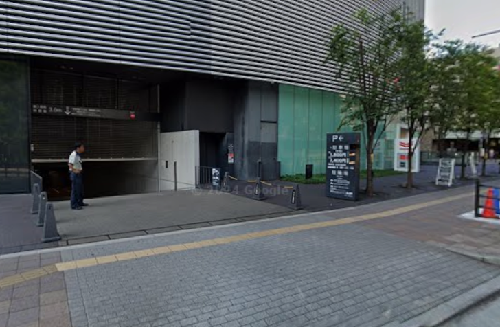 ヤンマー本社ビル駐車場１