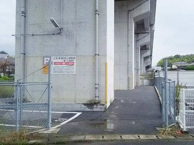 新大牟田駅高架下駐車場