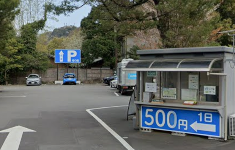 月の庭駐車場