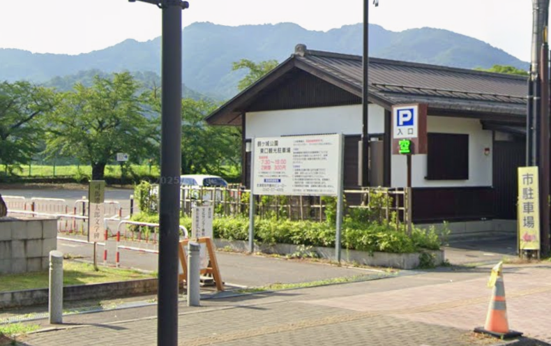 鶴ヶ城東口駐車場