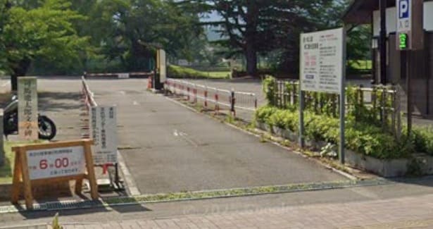 鶴ヶ城公園東口観光有料駐車場